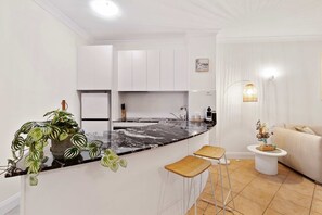 Apartment | 1 bedroom, Internet - Cozy Waterfront - Free Parking Pool (Cairns North)