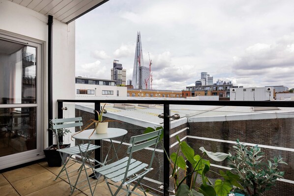 2 bedrooms, Internet - A Metropolitan Vista (London)