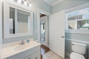 Towels - Cozy Coastal Cottage Is Extra Nice & 3 Minutes To Beaches! (Pensacola)