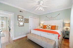 1 bedroom, iron/ironing board, free WiFi, bed sheets - Cozy Coastal Cottage Is Extra Nice & 3 Minutes To Beaches! (Pensacola)