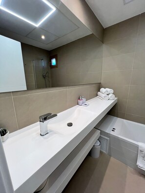 Haartrockner, Handtücher, Seife, Toilettenpapier