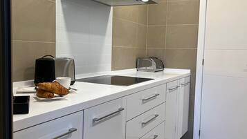 Frigorífic gran, forn, placa de cuina i rentaplats