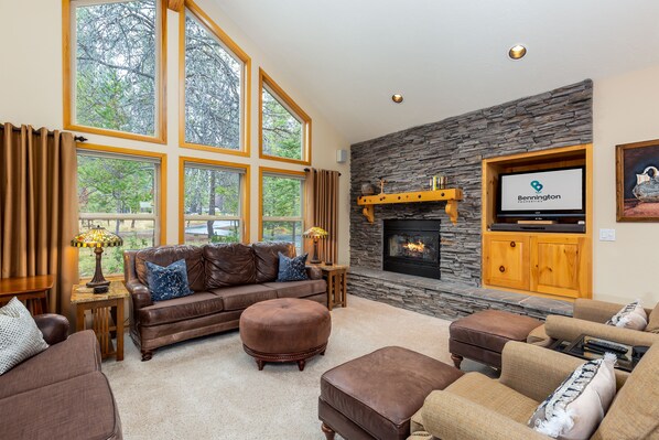 Een smart-tv, een open haard, een dvd-speler en een tafeltennistafel