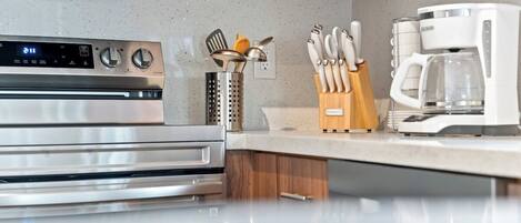 Frigorífico, microondas, horno y placa de cocina