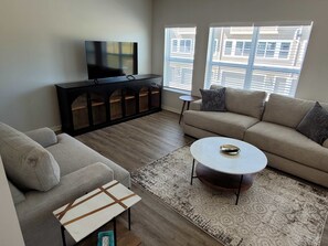 TV, offices - Family Oasis Close to Gretna Outlet Fun (Omaha)