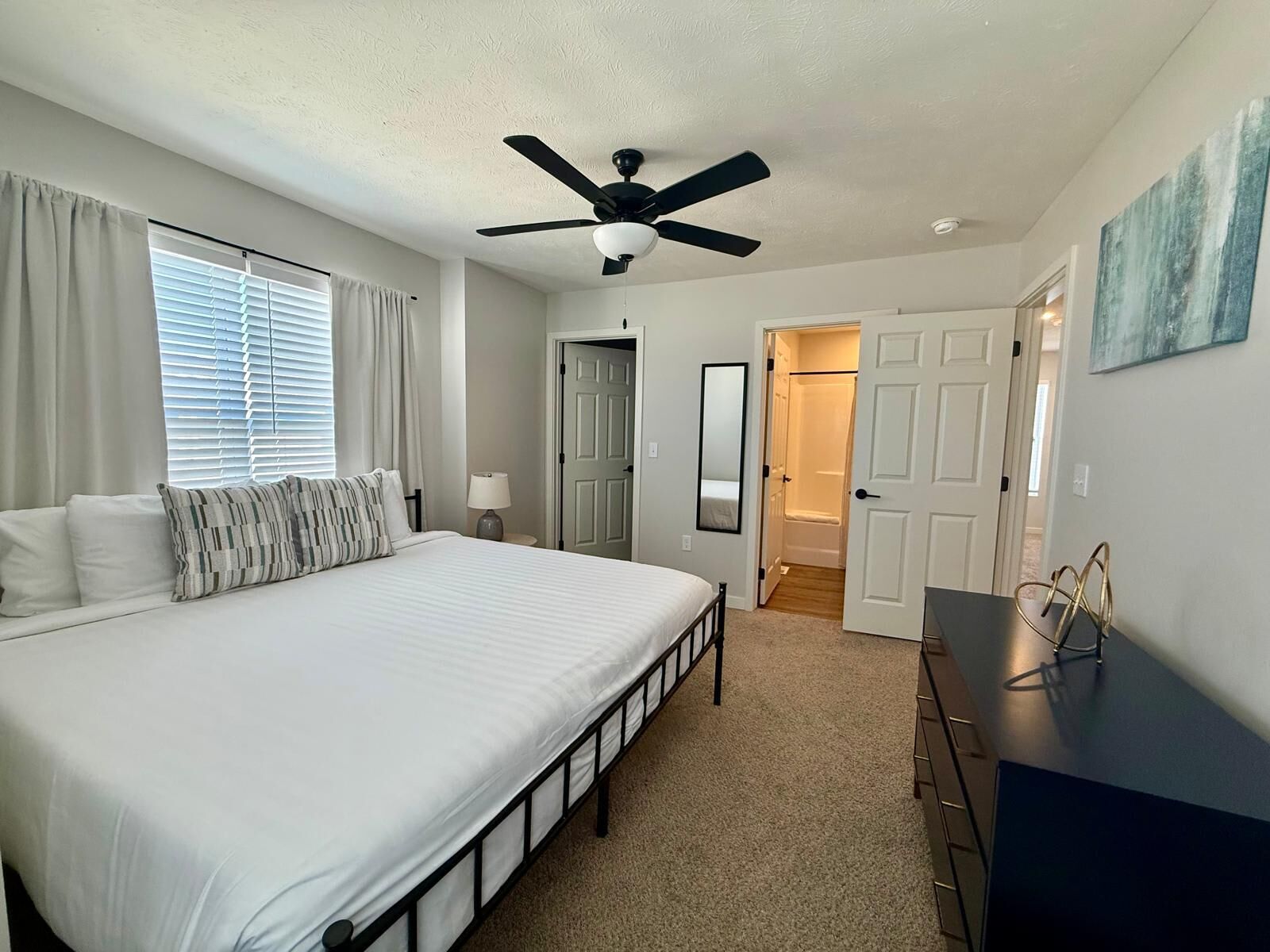 3 bedrooms, iron/ironing board, WiFi, bed sheets