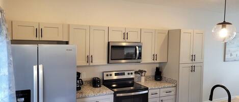 Een koelkast, een magnetron, een oven, een kookplaat