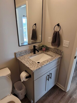 Douche, sèche-cheveux, serviettes fournies