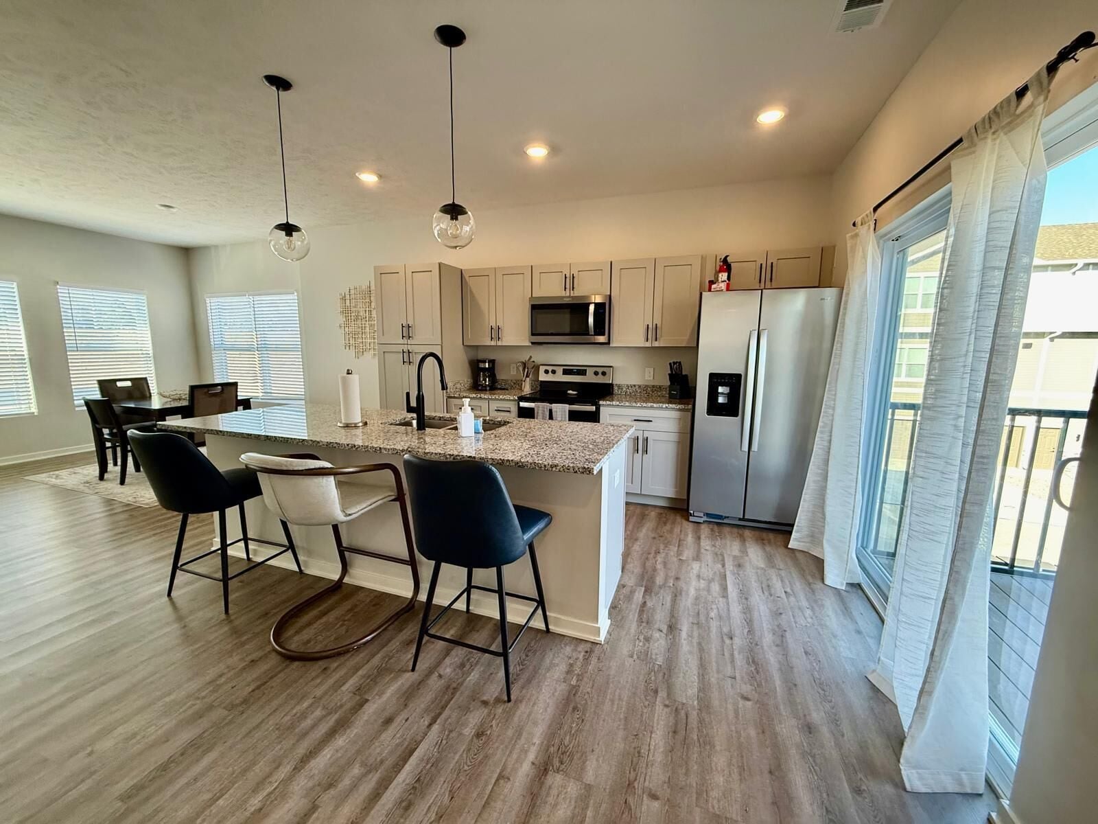 Refrigerador, microondas, horno, placa de cocina