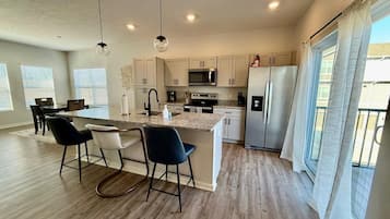 Réfrigérateur, micro-ondes, four, plaque de cuisson