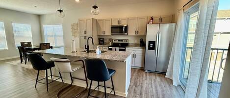 Refrigerador, microondas, horno, placa de cocina