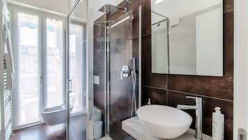 Appartamento, balcone | Bagno | Vasca e doccia separate, asciugacapelli, bidet, asciugamani