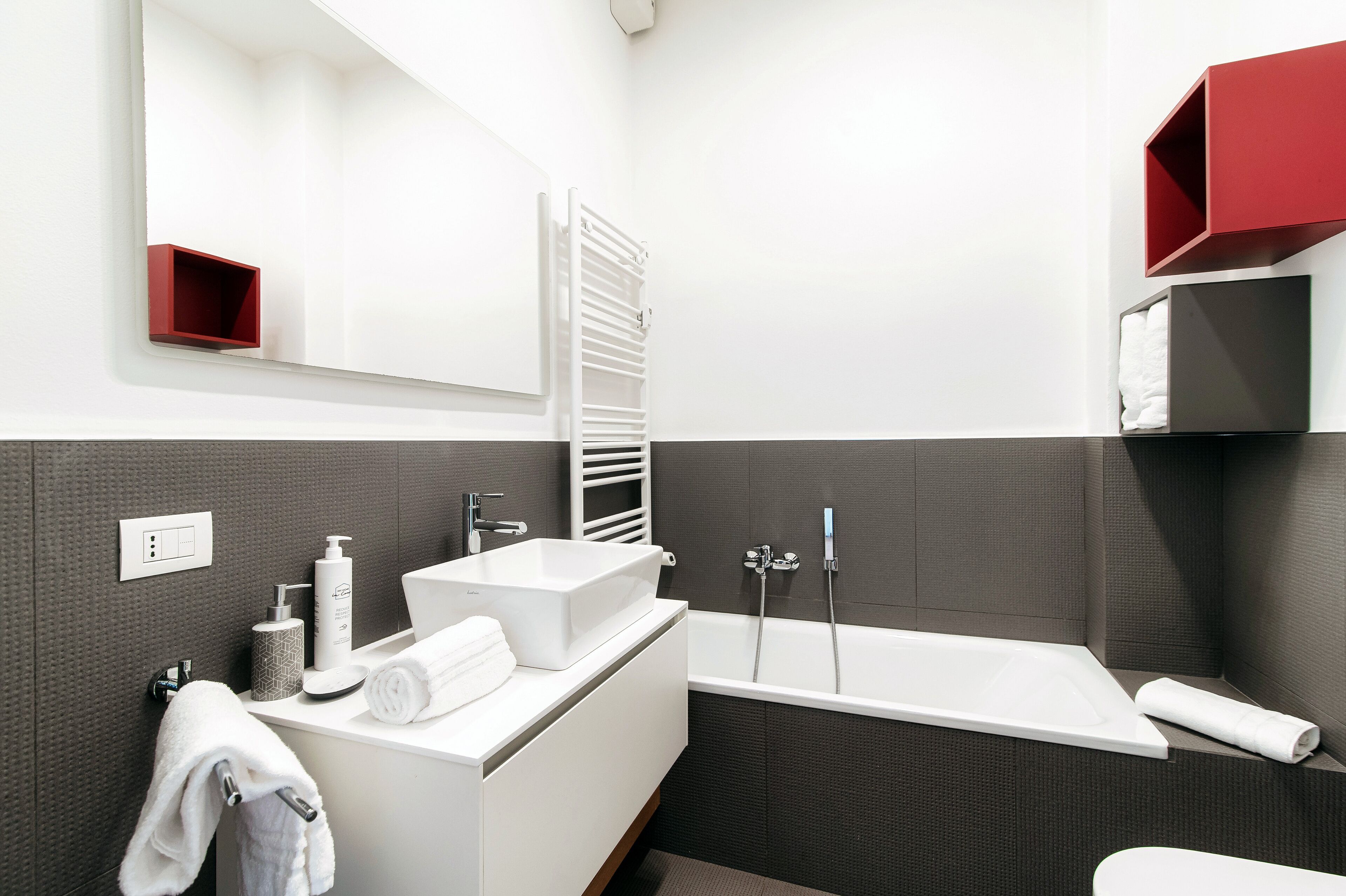 Condo, balcón | Baño | Tina y regadera independientes, secadora de cabello, bidet, toallas 
