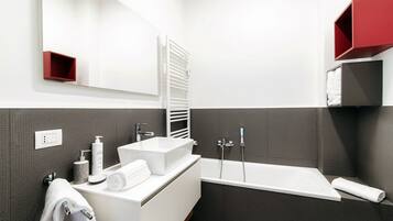 Condo, balcón | Baño | Tina y regadera independientes, secadora de cabello, bidet, toallas