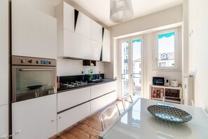 Appart'hôtel, balcon | Cuisine privée