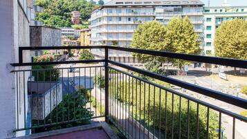 Kondominium, balkon | 2 kamar tidur, seprai premium, dan selimut bulu angsa