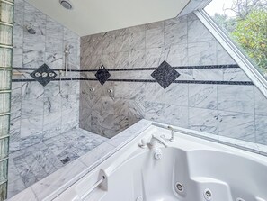 Douche, baignoire à jets, sèche-cheveux, serviettes fournies
