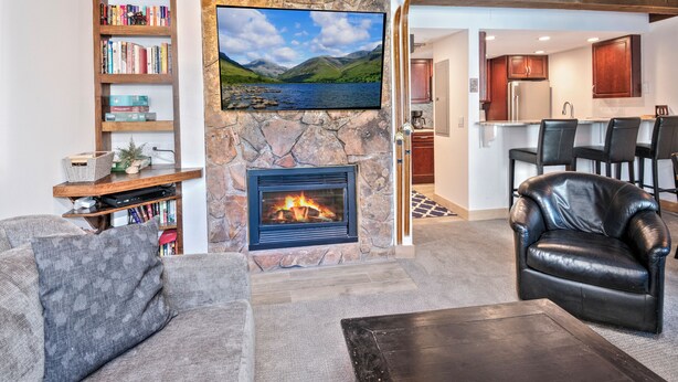Una Smart TV, una chimenea