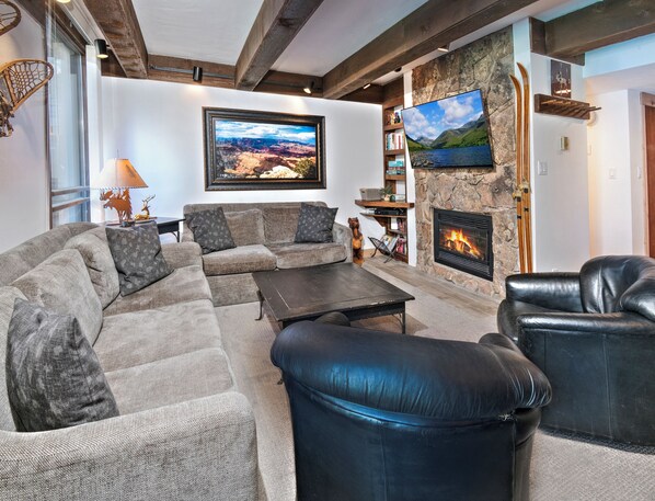 Smart TV, fireplace