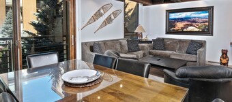 Remodeled Lionshead Condo, Pool | VI108