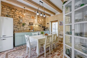 Honeymoon huis, meerdere slaapkamers, 2 badkamers (Foska Country Home with Pool) | Dineren
