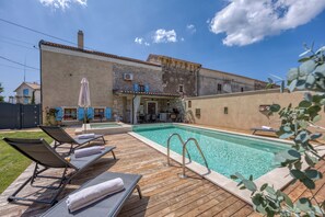 Nhà trăng mật, nhiều phòng ngủ, 2 phòng tắm (Foska Country Home with Pool) | Hồ bơi | Hồ bơi ngoài trời phục vụ theo mùa, hồ bơi nước nóng 