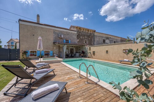 Foska Country Home With Pool