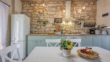 Hus til brudepar - 2 soveværelser - 2 badeværelser (Foska Country Home with Pool) | Privat køkken | Køleskab, ovn, kogeplade, opvaskemaskine