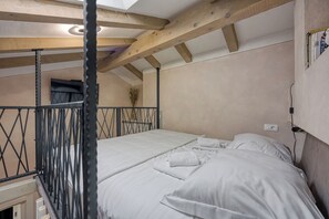 Nhà trăng mật, nhiều phòng ngủ, 2 phòng tắm (Foska Country Home with Pool) | 2 phòng ngủ, két bảo mật tại phòng, khu vực làm việc phù hợp cho laptop 
