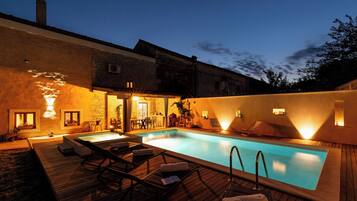 Hus – honeymoon, flere soverom, 2 bad (Foska Country Home with Pool) | Basseng | Sesongbasert utendørsbasseng og et oppvarmet basseng