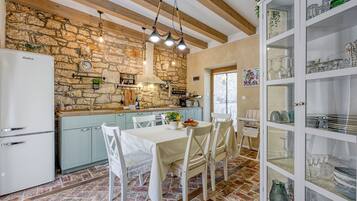 Honeymoon House, Multiple Bedrooms, 2 Bathrooms (Foska Country Home with Pool) | Dining room