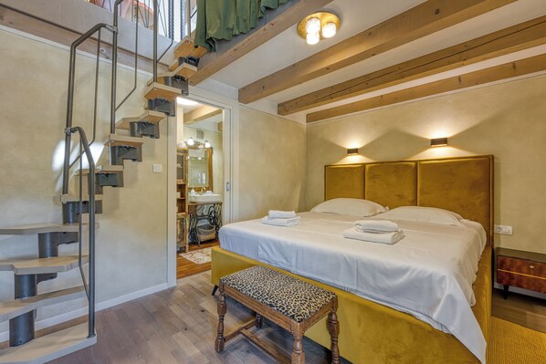 Nhà trăng mật, nhiều phòng ngủ, 2 phòng tắm (Foska Country Home with Pool) | 2 phòng ngủ, két bảo mật tại phòng, khu vực làm việc phù hợp cho laptop 
