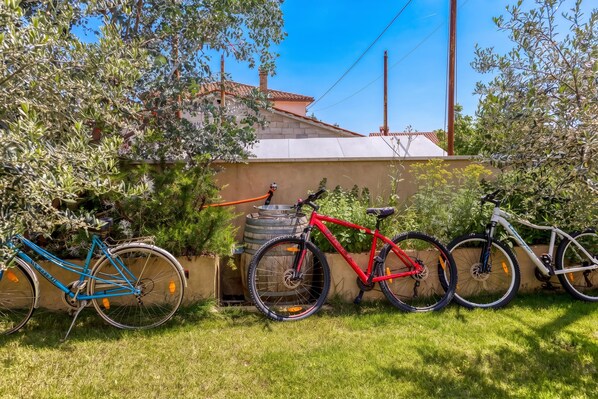 A row of bicycles parked against a wall with a building in the background. - Foska Country Home With Private Pool (Svetvincenat)