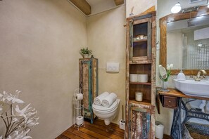 Nhà trăng mật, nhiều phòng ngủ, 2 phòng tắm (Foska Country Home with Pool) | Phòng tắm | Bồn tắm và buồng tắm vòi sen riêng, khăn tắm, xà phòng, dầu gội 