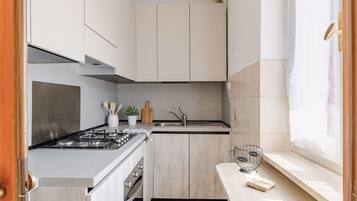 Frigorifero, forno, piano cottura, lavastoviglie