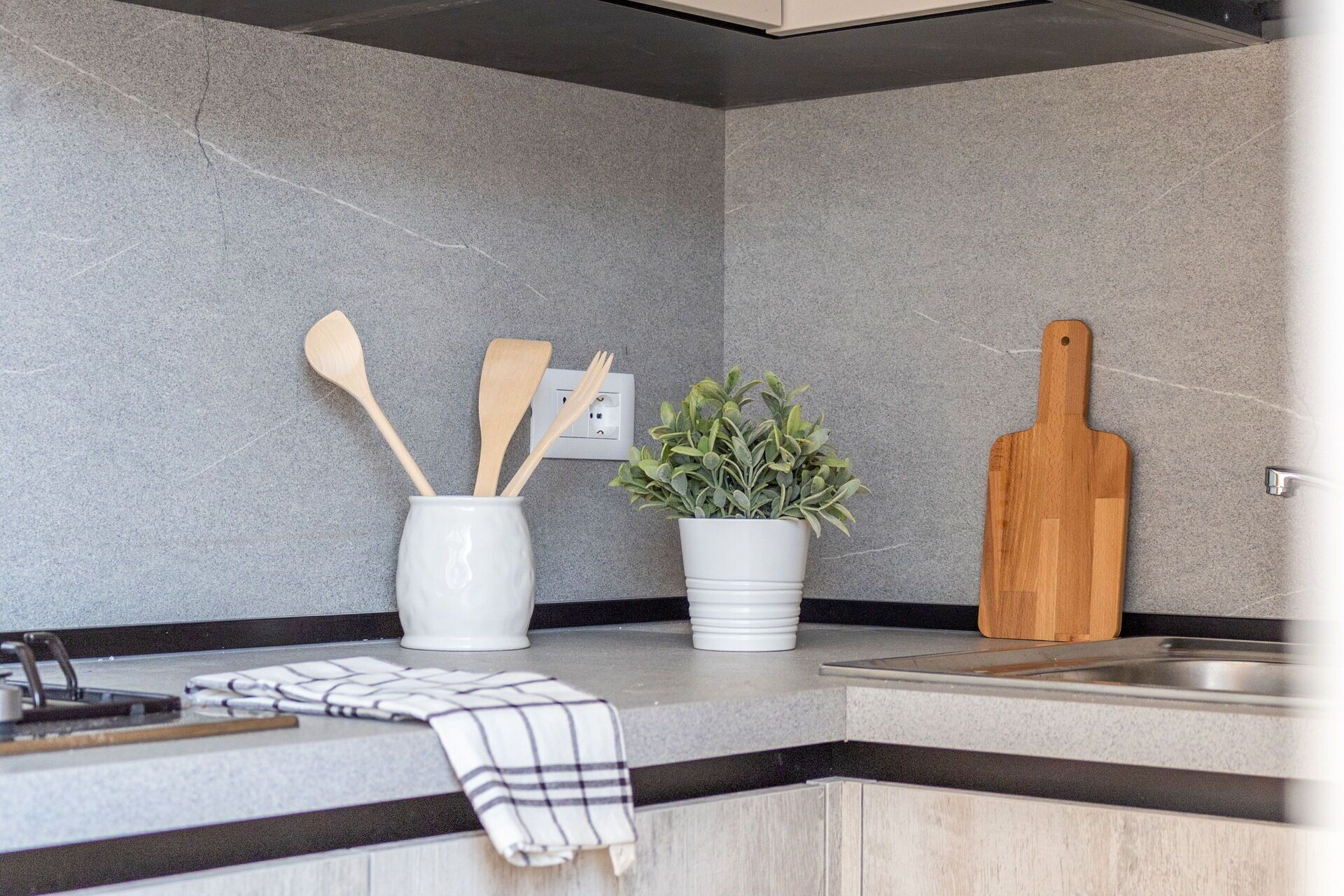 Réfrigérateur, un four, surface de cuisson, lave-vaisselle