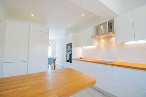 Frigorífico, microondas, horno y lavavajillas