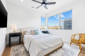 8 bedrooms, desk, iron/ironing board, travel crib - Beachcomber Bliss: Desert Color Lagoon + Beaches (St. George)