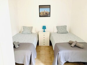 2 室のベッドルーム、アイロン / アイロン台、WiFi、ベッドシーツ