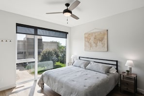 2 bedrooms, desk, laptop workspace, free WiFi - New Modern Townhome With Rooftop Patio 2 Bedroom Townhouse by RedAwning (Iowa City)