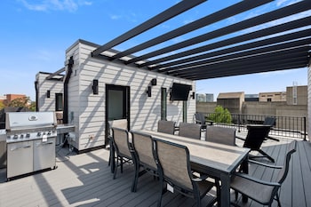 New Modern Townhome With Rooftop Patio 2 Bedroom Townhouse by Re
