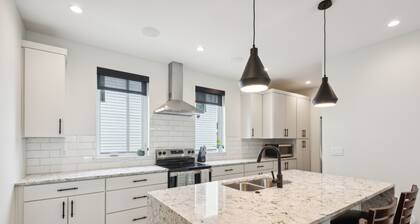 New Modern Townhome With Rooftop Patio 2 Bedroom Townhouse by RedAwning
