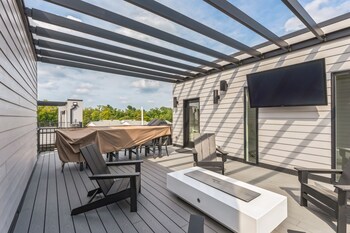New Modern Townhome With Rooftop Patio 2 Bedroom Townhouse by Re