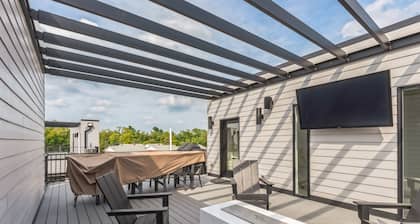 New Modern Townhome With Rooftop Patio 2 Bedroom Townhouse by RedAwning