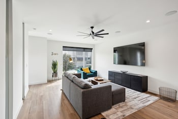 New Modern Townhome With Rooftop Patio 2 Bedroom Townhouse by Re
