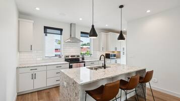 Townhouse, 2 kamar tidur | Dapur pribadi | Lemari es, oven, mesin pembuat kopi/teh, dan ketel listrik