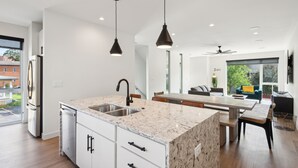 Nhà liên kế, 2 phòng ngủ | Bếp riêng | Dụng cụ pha cà phê/trà, tủ lạnh, lò nướng, ấm điện 