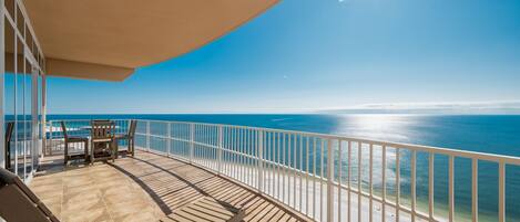 Appart'hôtel, 4 chambres | Restauration extérieure