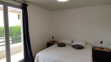 1 chambre, fer et planche Ă repasser, draps fournis