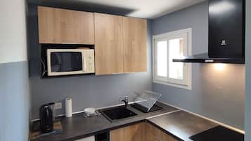 Réfrigérateur, micro-ondes, plaque de cuisson, cafetiÚre/bouilloire